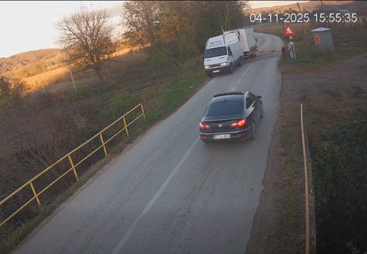 Vozač ignorisao rampu: Opasan prelazak na prelazu “Koprivna” u Modriči (Video)