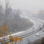 Upozorenje vozačima: Kolovozi mjestimično mokri i klizavi, magla smanjuje vidljivost