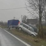 Hronika: Težak udes kod Prijedora – dva vozila u kanalu