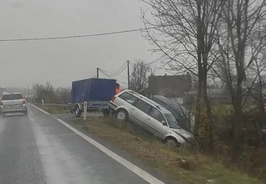 Hronika: Težak udes kod Prijedora – dva vozila u kanalu