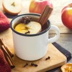 Miris jeseni u čaši: Topla jabukovača s rumom koja grije i dušu i ruke