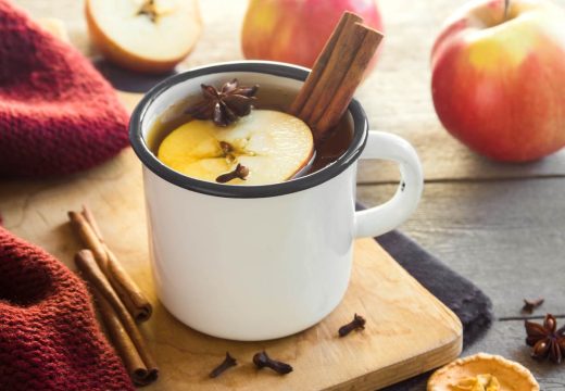 Miris jeseni u čaši: Topla jabukovača s rumom koja grije i dušu i ruke