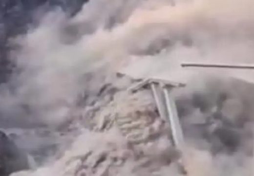 Zastrašujući snimak: Srušio se novootvoreni most u Kini (Video)