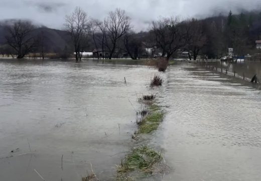 Topljenje snijega i obilne padavine napravile problem: Poplave i klizište u opštini Jezero