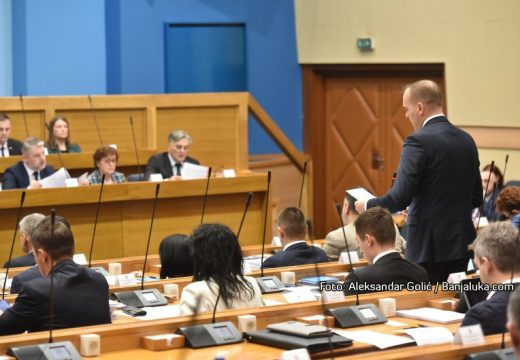 Narodna skupština ili rijaliti: Da li je Nikolina Šljivić pravnica ili frizerka i kako je Karan nadmašio Trampa (Video)