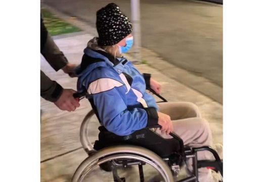 Napustila mjesto na kom je štrajkovala u pratnji veterana: Dijana Hrka u kolicima prevezena u bolnicu (Video)