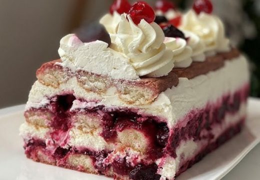 Sjajan recept za kolač sa šumskim voćem