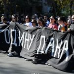 Godinu dana od tragedije: Građani odaju poštu, pale svijeće i polažu cvijeće na Željezničkoj stanici u Novom Sadu (FOTO)