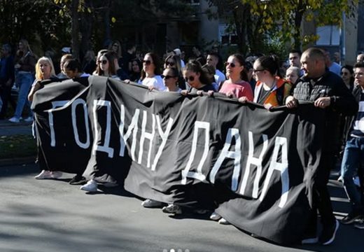 Godinu dana od tragedije: Građani odaju poštu, pale svijeće i polažu cvijeće na Željezničkoj stanici u Novom Sadu (FOTO)