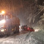 Pometnja zbog snijega: Kamion prešao u suprotnu traku, automobil u kanalu