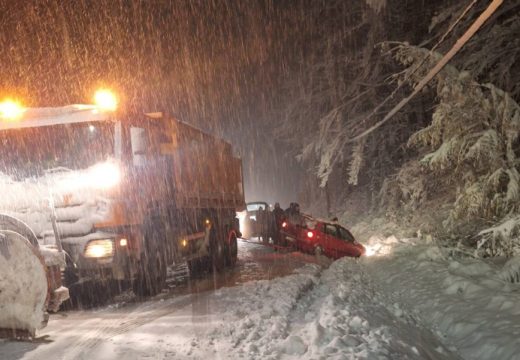 Pometnja zbog snijega: Kamion prešao u suprotnu traku, automobil u kanalu