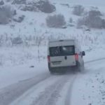 Otežan saobraćaj: Snijeg zabijelio na Glamoču (Video)