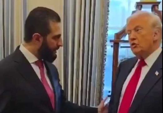 Trampov šou u ovalnom kabinetu: Poprskao sirijskog predsjednika kolonjskom vodom (Video)