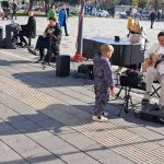Pobijediće ljubav: Ulični svirači u Bijeljini (Foto)