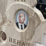 Vandalski čin na groblju u Bijeljini: Oskrnavljen spomenik pokojnom inspektoru Nenadu Markoviću (Foto)
