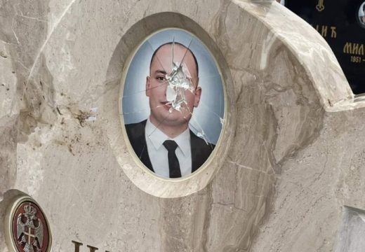 Vandalski čin na groblju u Bijeljini: Oskrnavljen spomenik pokojnom inspektoru Nenadu Markoviću (Foto)
