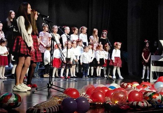 Novogodišnji koncert Muzičke radionice „Čarolija“: Kroz igru i pokret mališani se uvode u svijet muzike (Foto)
