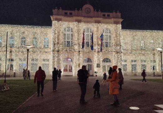 Javni poziv za najljepše ukrašene kuće i okućnice, zajednice etažnih vlasnika, izloge poslovnih prostora i domova kulture