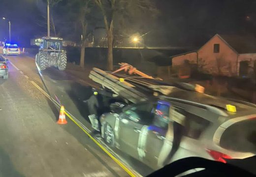 Težak udes kod Nove Topole: Automobil udario u platon traktora (Video)