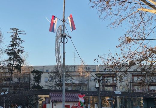 Pripreme za Dan Republike Srpske: Počelo postavljanje zastava u Banjaluci VIDEO