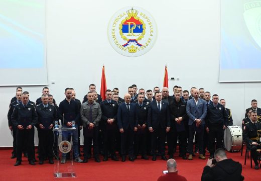 Zahvalnice za 36 hrabrih policajaca: Nagrađeni Bijeljinci koji su spasili ženu i gasili požar