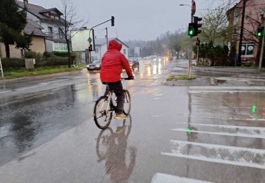 Stanje na putevima: Kolovozi mokri, poledica u višim predjelima