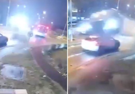 Momenat kada je Mercedes van kontrole preletio preko automobila (video)