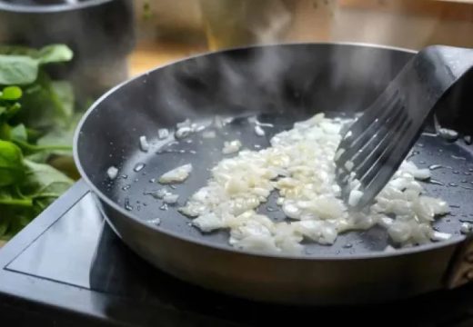 Šta se prvo dinsta: Luk ili mrkva?