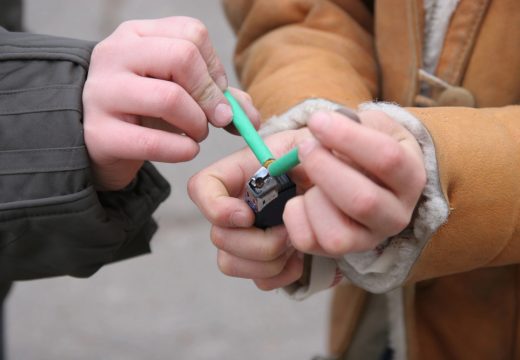 Hrvatska: Dječak teško povrijeđen, eksplodirala mu petarda u ruci