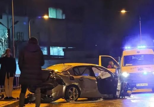 Teška nesreća u Banjaluci: Automobil smrskan nakon što je udario u ogradu mosta