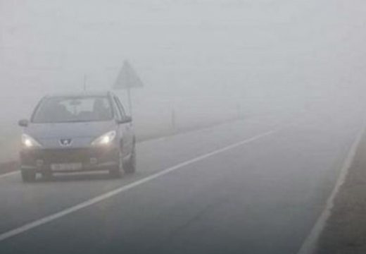 Mokri i klizavi kolovozi: Na većini putnih pravaca magla smanjuje vidljivost, dok su na graničnim prelazima zadržavanja do 30 minuta