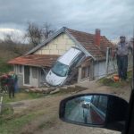 Ostrikovac: Automobil završio na kući (FOTO)