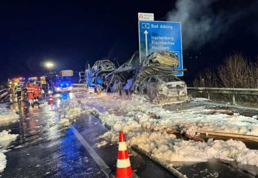 Njemačka: Vozaču iz BiH izgorio šleper sa natovarenim mercedesima