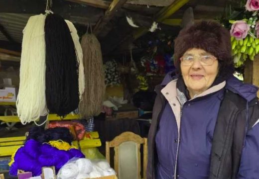 Baka Stevka 33 zime na Zelenoj pijaci: Vunene čarape iz Bijeljine koje griju dušu (Foto)