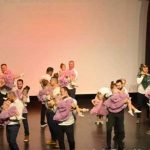 Bijeljina: Dirljiv trenutak na novogodišnjem nastupu – Očevi plesali sa ćerkama (Foto)