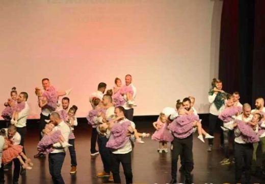 Bijeljina: Dirljiv trenutak na novogodišnjem nastupu – Očevi plesali sa ćerkama (Foto)