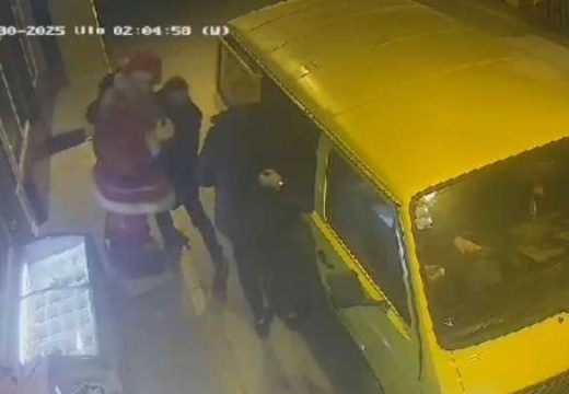 Kupres: Ukraden Djed Mraz sa benzinske pumpe u BiH (Foto)