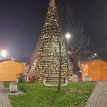 Bijeljina u prazničnom ruhu: Zimski korzo pred vratima, jelka već krasi trg (Foto)