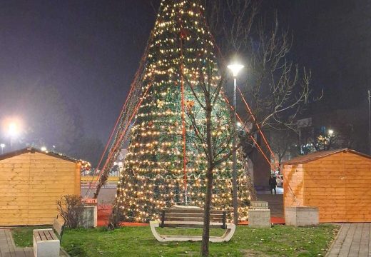 Bijeljina u prazničnom ruhu: Zimski korzo pred vratima, jelka već krasi trg (Foto)