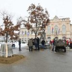 Bijeljina: Postavljen badnjak ispred Gradske uprave, sutra nalaganje nakon liturgije i litije
