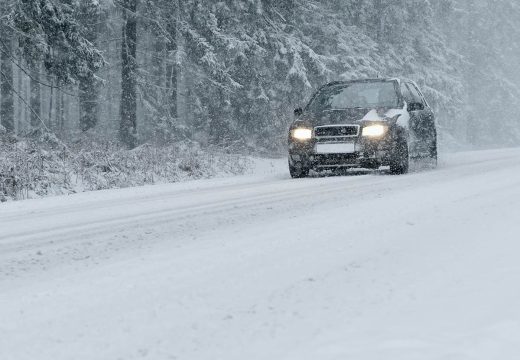 Ovo bi svaki vozač trebalo da zna: Važni savjeti za vožnju u zimskim uslovima