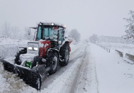 Prioritetno čišćenje glavnih saobraćajnica u Bijeljini: Zimska služba od ranog jutra na terenu