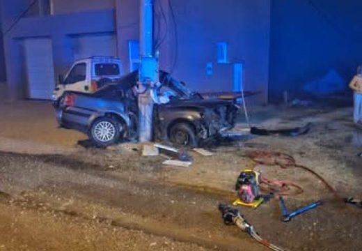 Stravični detalji nesreće u Derventi: Od siline udara automobil se bukvalno prepolovio o stub