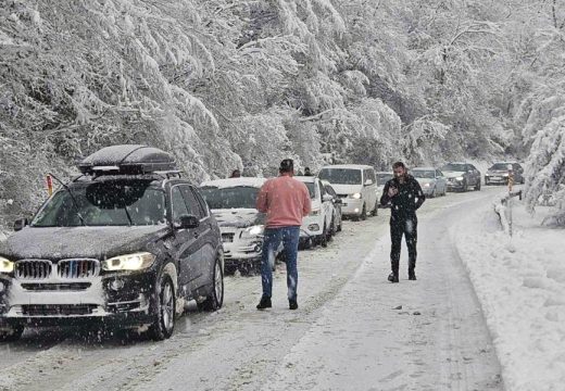 Putnička vozila ne mrdaju: Kamioni napravili zastoj preko Romanije (Foto)