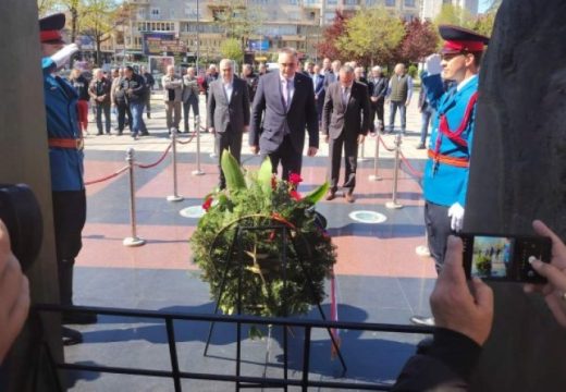 Položeni vijenci: Minić, Ostojić i Stevanović odali poštu braniocima Semberije (Foto)