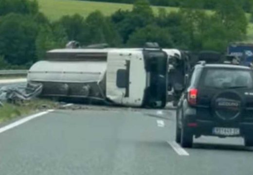Nezgoda na auto-putu: Prevrnula se cisterna (Video)