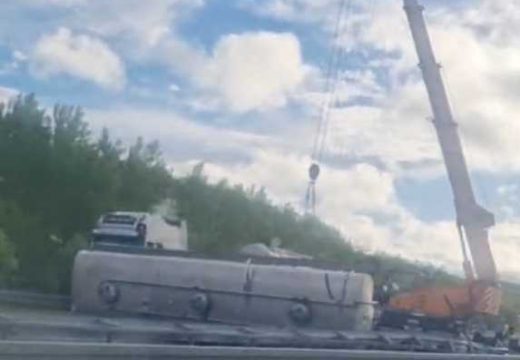 Autoput 9. januar: Prevrnuta cisterna i dalje blokira saobraćaj, kolone na autoputu kilometarske (Video)